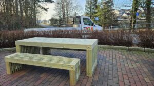 Vi snekrer bord og benker etter mål