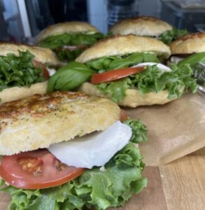 Vi smører alt fra rundtstykker, foccacia og rundtstykker til bedrifter og privatpersoner