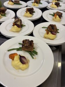 Vi kan leverer en stor variasjon i mat, både varm og kaldt