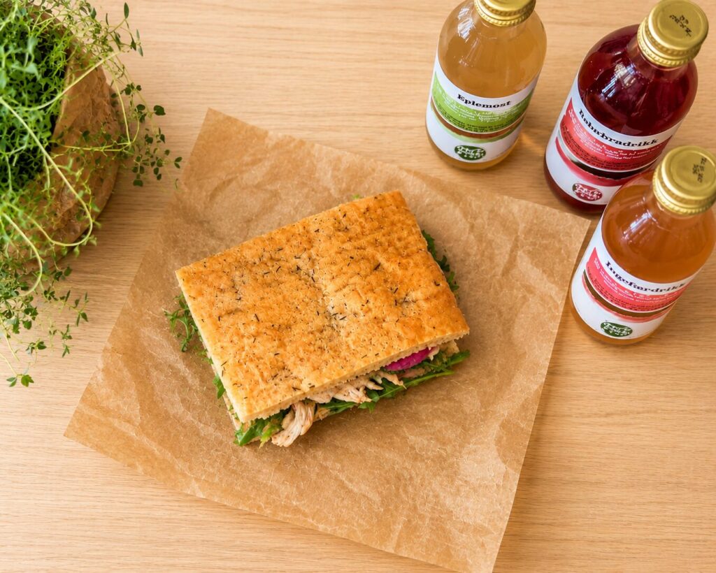 Focaccia-sandwich med kylling og aioli