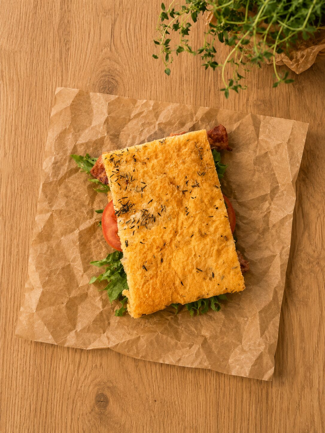 Focaccia-sandwich med tomat og mozzarella
